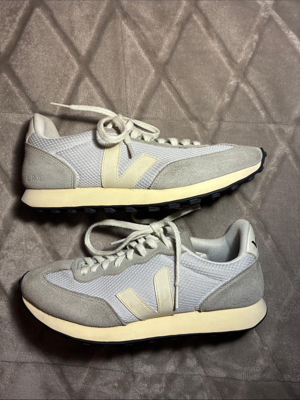 Veja Women’s Rio Branco II Suede Retro Running Shoes in Gray w/ Black Sole Sz 9